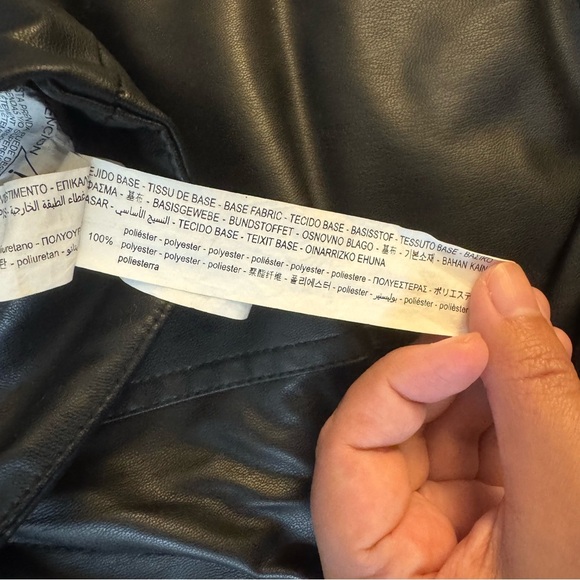 Zara Faux Leather Straight Leg Cargo Pants

#1201 - Picture 9 of 14